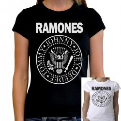 Mujer con camiseta Ramones negra estilo rock punk urbano