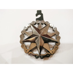 Belt buckle in the shape of a chain and stars, approximate size 9 cm x 7 cm. The outer star rotates