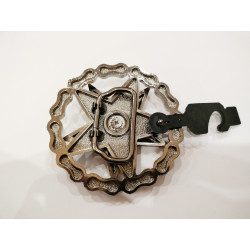 Belt buckle in the shape of a chain and stars, approximate size 9 cm x 7 cm. The outer star rotates