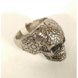 Skull ring with black eyes